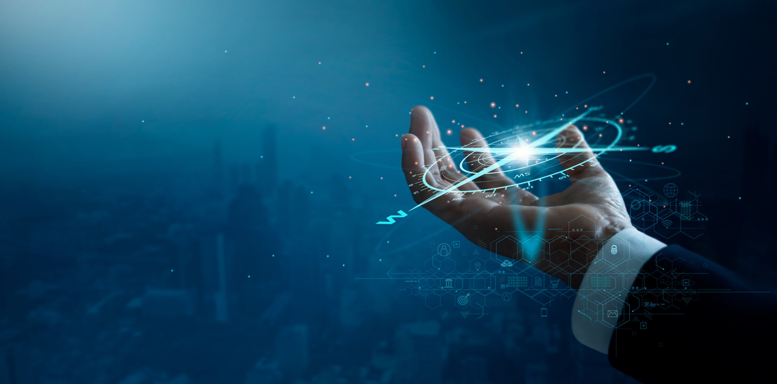 Eine Person im Geschäftsanzug hält eine leuchtende, futuristische Digitalgrafik mit kreisenden Linien und Datensymbolen vor dem Hintergrund einer verschwommenen Stadtsilhouette.