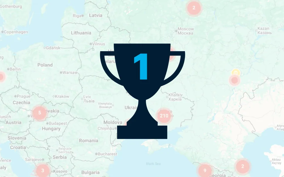 Un icono de trofeo oscuro con un número uno azul se centra sobre un mapa de Europa del Este, ilustrando los datos de Threat Intelligence Software para Ucrania, Polonia, Rusia y los países cercanos. Círculos rojos con números resaltan puntos de datos clave en el mapa.