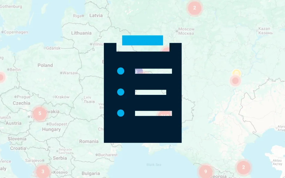 Un icono oscuro de un portapapeles con puntos y líneas azules, que simboliza el Software de Inteligencia de Amenazas, está centrado sobre un mapa borroso de Europa del Este, que muestra partes de Polonia, Ucrania y países cercanos con algunos marcadores rojos de localización.