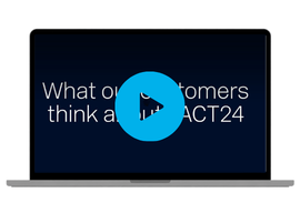 Auf einem Laptop-Bildschirm ist der Text „Was unsere Kunden über ACT24 sagen“ zu sehen, in dessen Mitte ein blauer Abspielknopf eingeblendet ist, der auf ein Video hinweist.